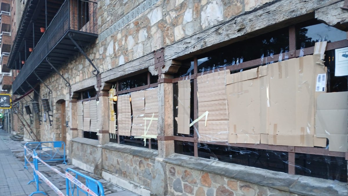 Así amaneció este lunes la fachada del Hotel Temple de Ponferrada.