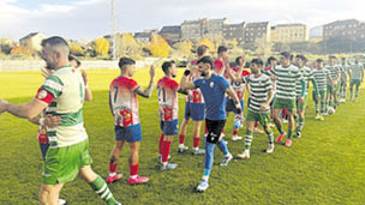 Los jugadores de ambos equipos antes del inicio del partido.