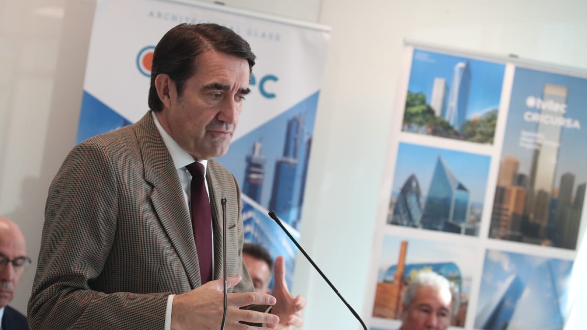 El consejero de Medio Ambiente, Vivienda y Ordenación del Territorio, en la inauguracióin de la mesa redonda celebrada en El Bayo.