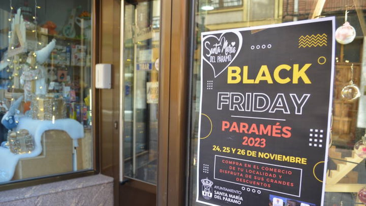 Cartel en un comercio local de Santa María del Páramo con motivo del Black Friday Paramés del pasado año.