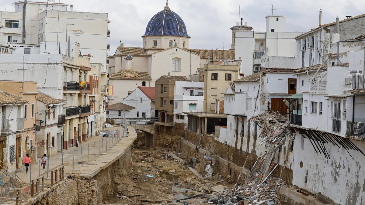Imagen de archivo del estado de algunas de las viviendas de Chiva, veinticinco días después de la dana.
                       EFE/José Manuel Vidal