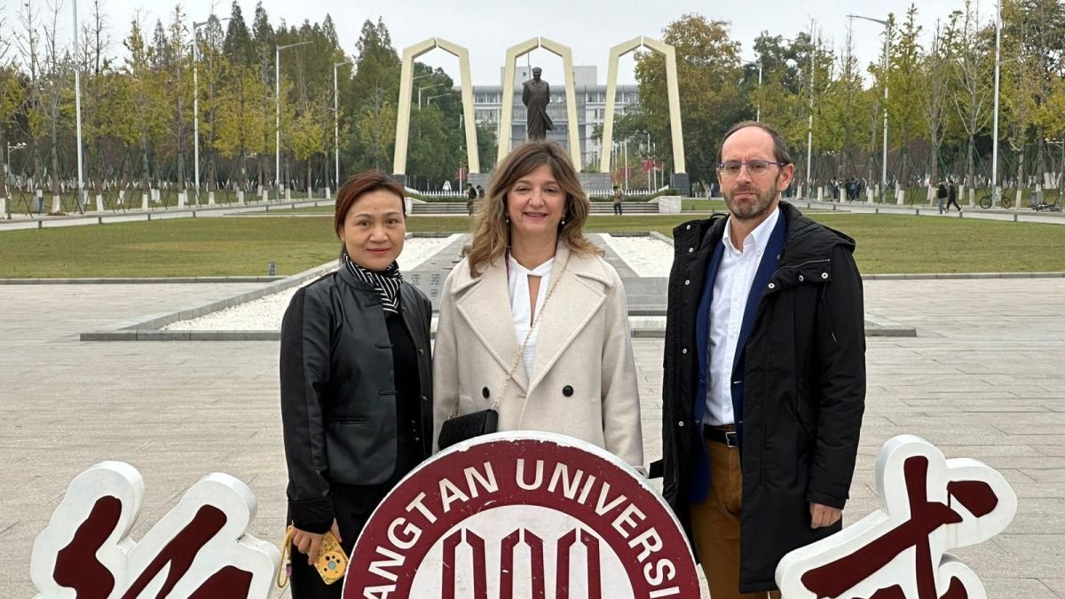 Tian Li, Nuria González y Óscar Fernández en Xiangtan. DL