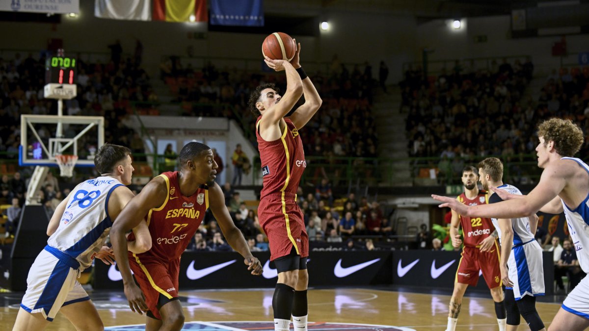 El alero de la selección española de baloncesto Josep Puerto (c) lanza a canasta. Brais Lorenzo
