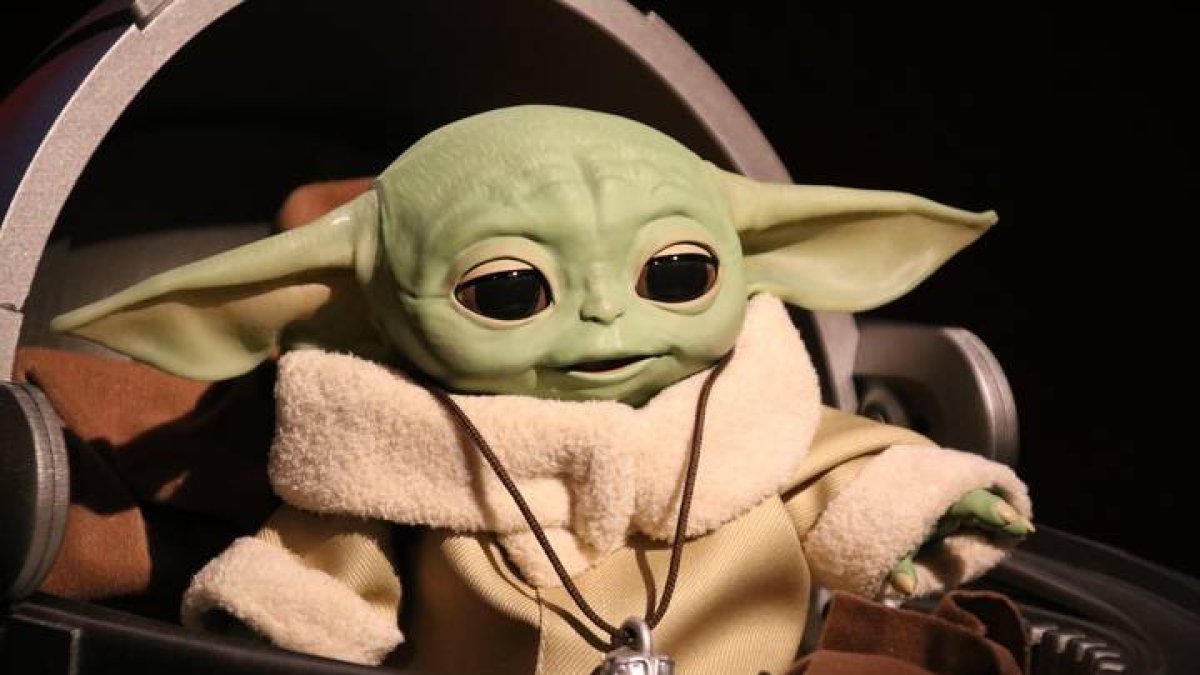 Una figura de Baby Yoda, uno de los fenómenos de Star Wars.