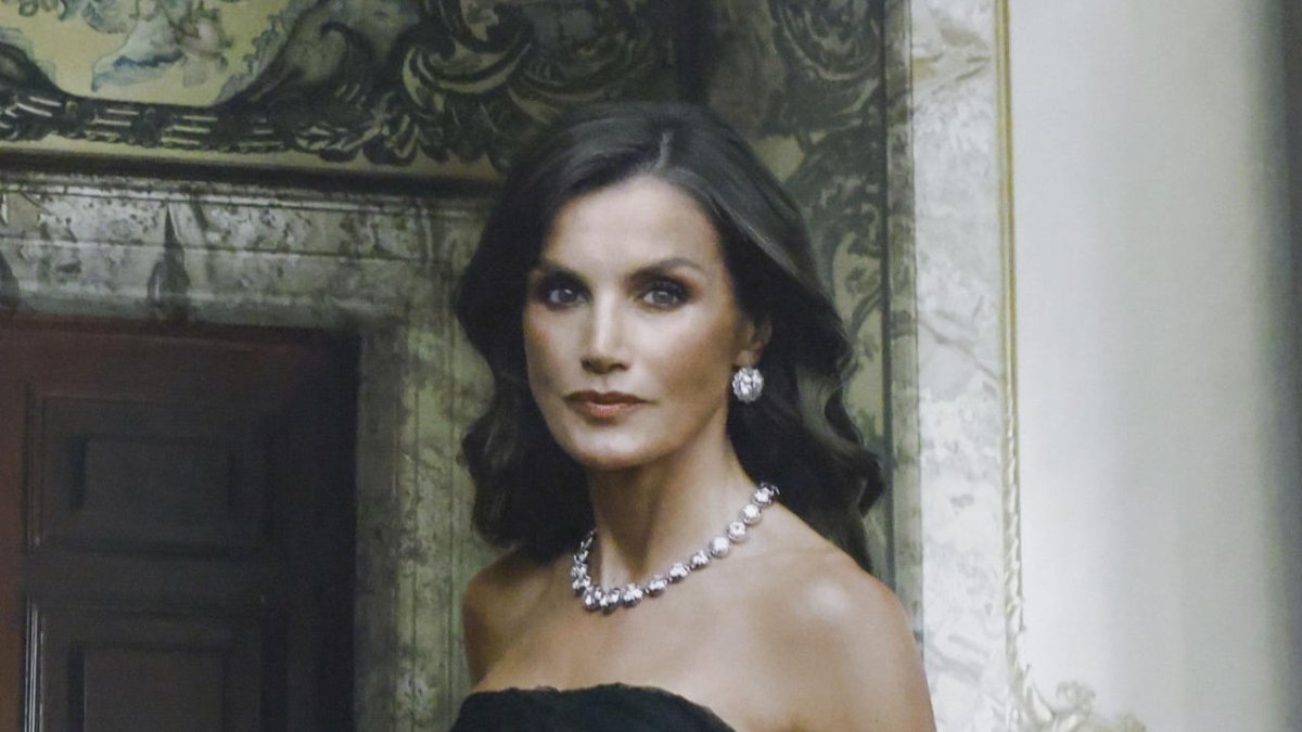 La reina Letizia, con una creación negra y fucsia de Balenciaga y retratada por la fotógrafa Annie Leibovitz, durante la presentación de los retratos de sus majestades. EFE/ Blanca Millez