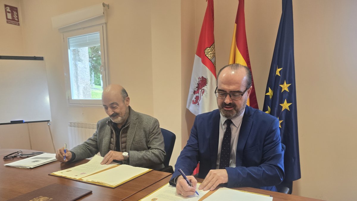 El presidente de la CHMS, José Antonio Quiroga, y el alcalde de Ponferrada, Marco Morala, durante la firma del convenio y el protocolo.