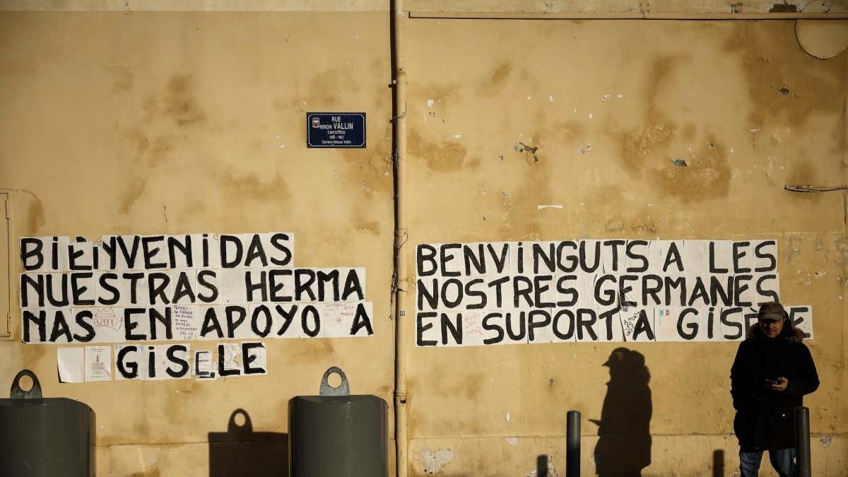 Mensajes en castellano y catalán en la calle cerca del tribunal penal de Aviñón,. EFE/YOAN VALAT