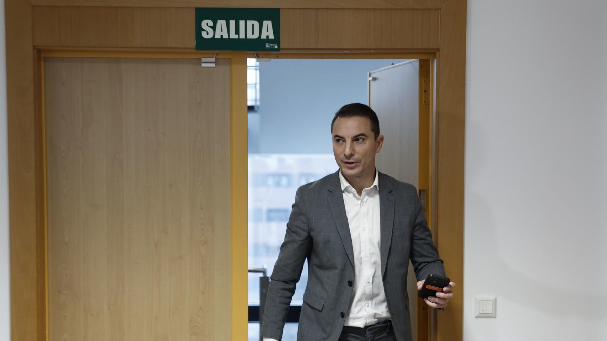 El secretario general del PSOE-M, Juan Lobato, después de su comparecendia de ayer. 