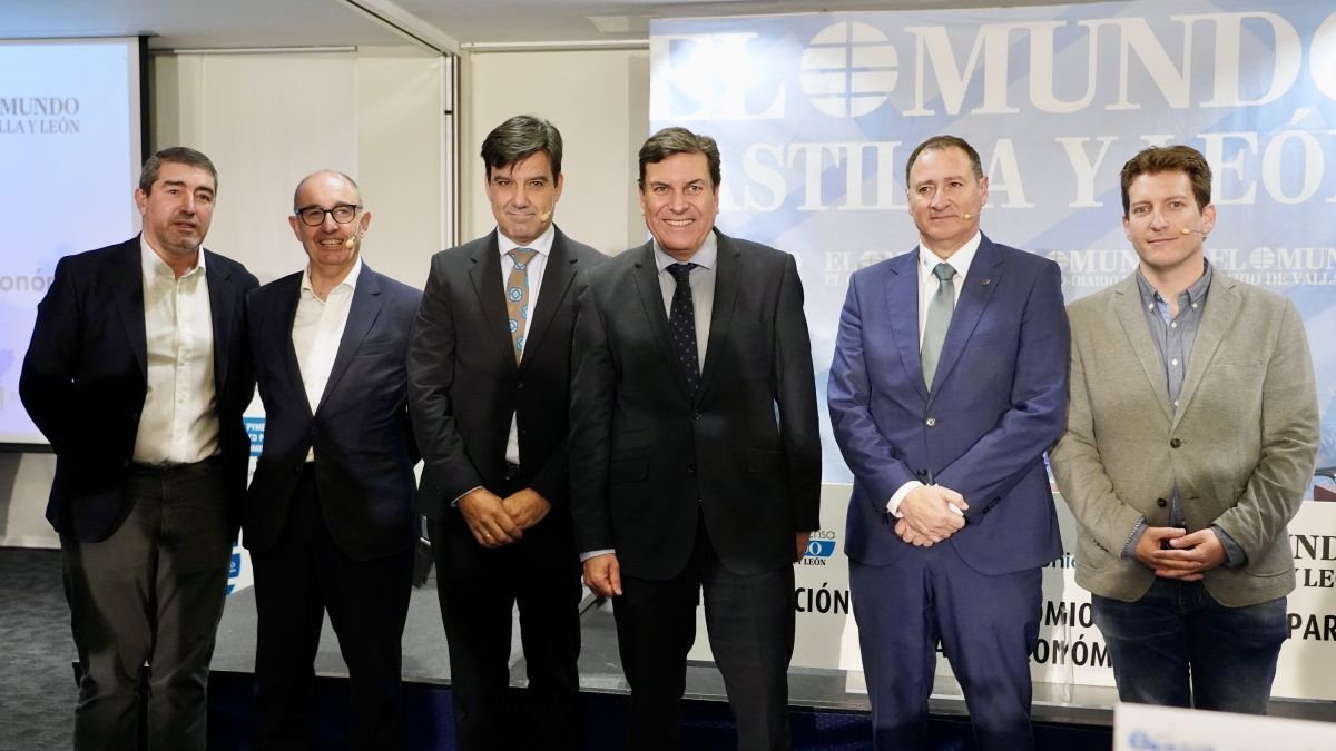 Carriedo (c) ayer, en el club de Prensa de El Mundo-Diario de Castilla y León. Leticia Pérez