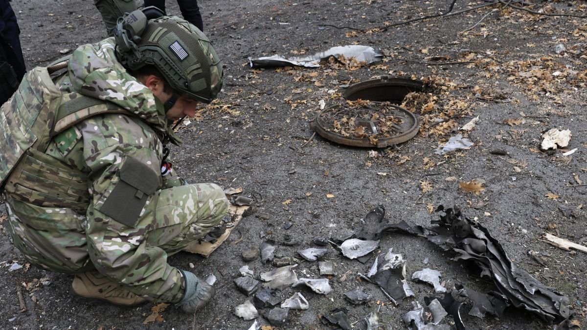 Un soldado ucraniano observa los restos de un misil. efe