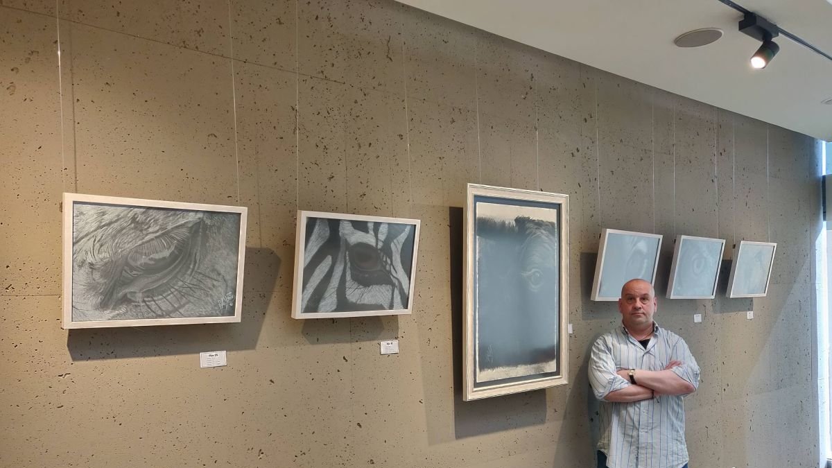 Ramón Rodríguez, delante de algunas de sus obras. dl