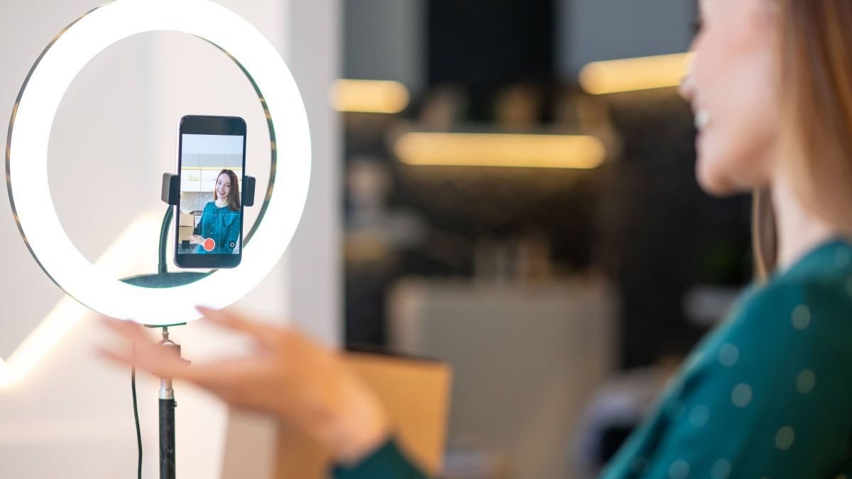 Una influencer se prepara para colgar contenido en las redes. EFE
