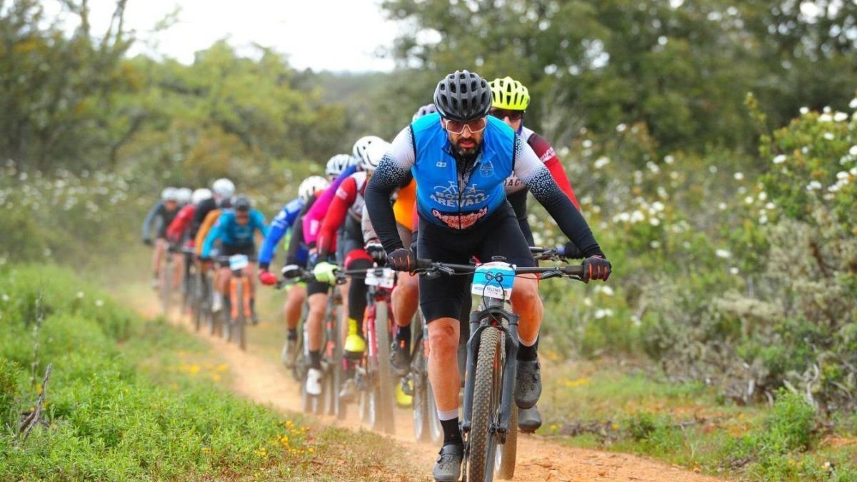 Varios ciclistas en la edición de la Vuelta a León BTT 2024 que se disputó en La Bañeza y Palacios de la Valduerna. FOTOSCARRERAS