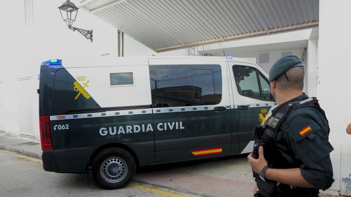 Imagen de archivo del furgón que trasladó a Karim El Baqqali, el supuesto autor del asesinato de dos Guardia Civiles al embestir con su embarcación la de los agentes.
EFE/Román Ríos