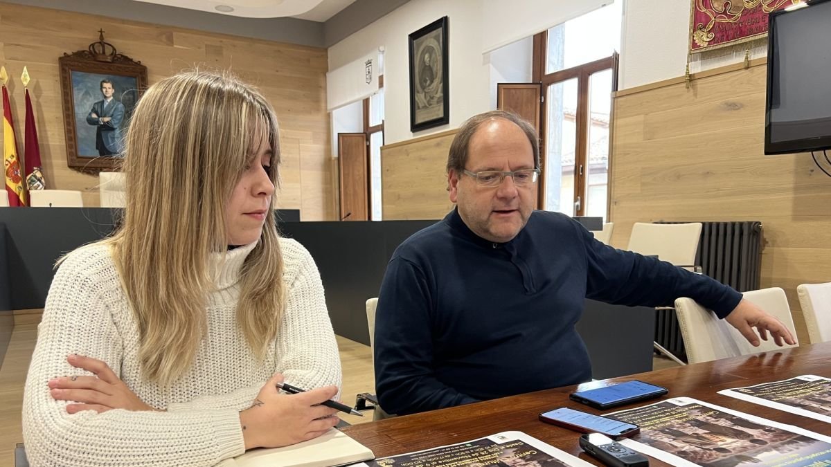 Laura Gallego y Javier Carrera, en la presentación. dl