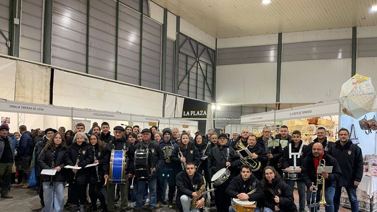 Banda de música de Cistierna tras actuar en la feria. CAMPOS