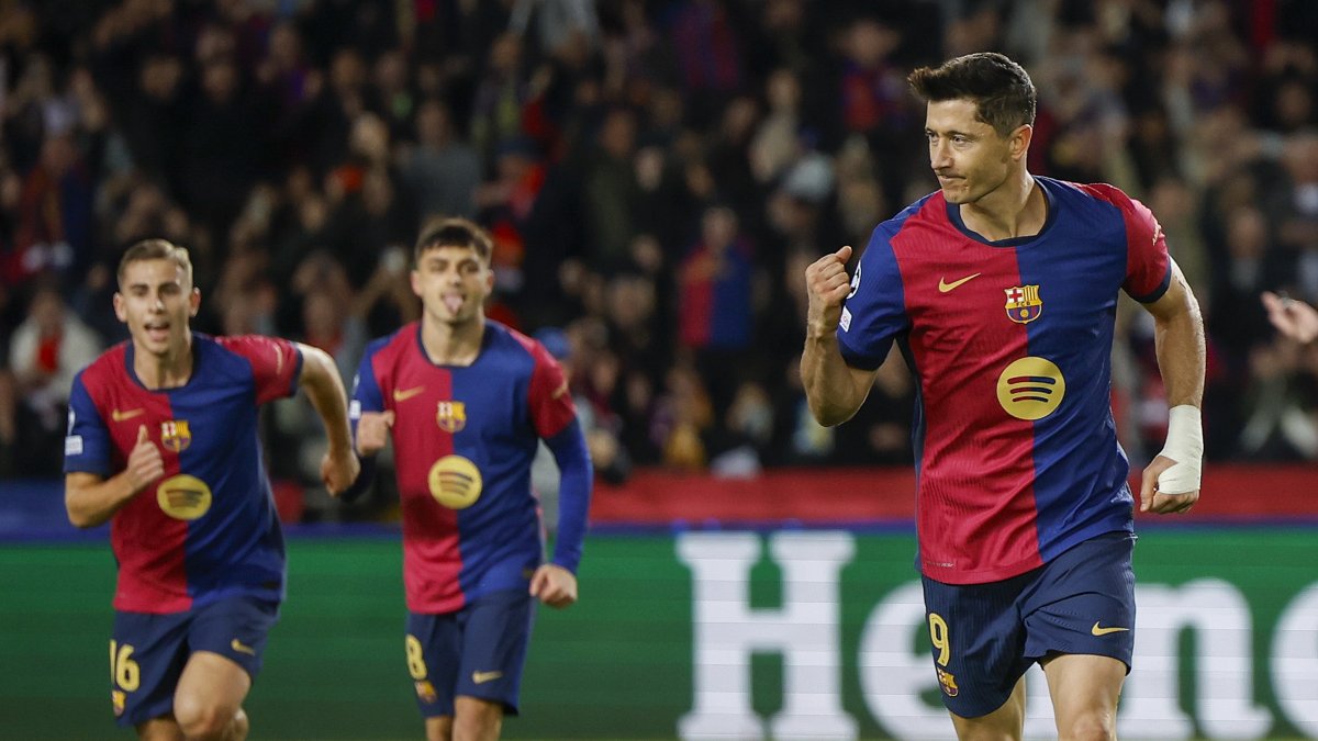 El delantero polaco del FC Barcelona Robert Lewandowski (d) celebra tras anotar un gol de penalti, el primero de su equipo.