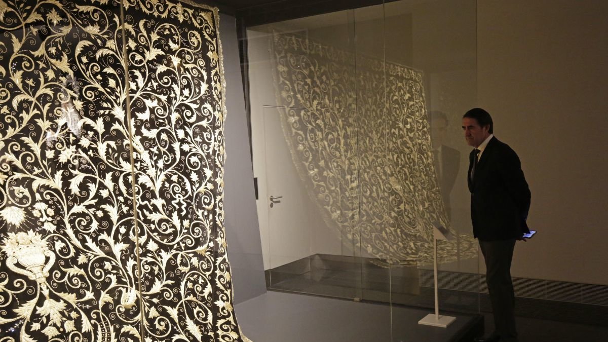 Quiñones, ante el manto de La Virgen de la Soledad de Angustias. FERNANDO OTERO)