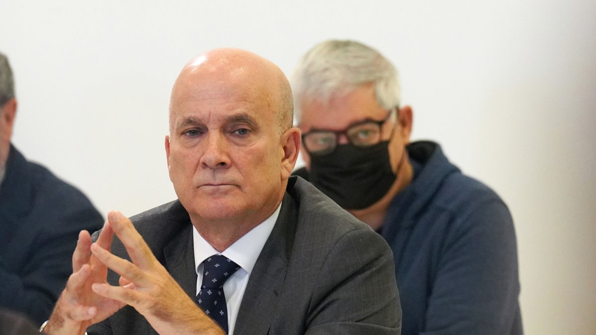 Archivo - El exdirector de Seguridad en la circulación de Adif, Andrés Cortabitarte (i) y el maquinista del tren Francisco Garzón (d), durante la primera jornada del juicio por el accidente ferroviario de Alvia, en la Cidade de la Cultura de Santiago de C