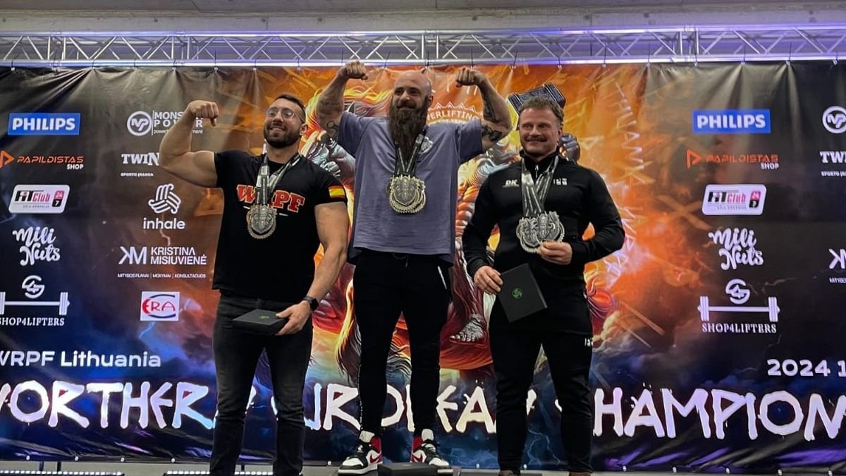 El astorgano Jaime Colino en lo alto del podio en la modalidad de peso muerto absoluto. DL