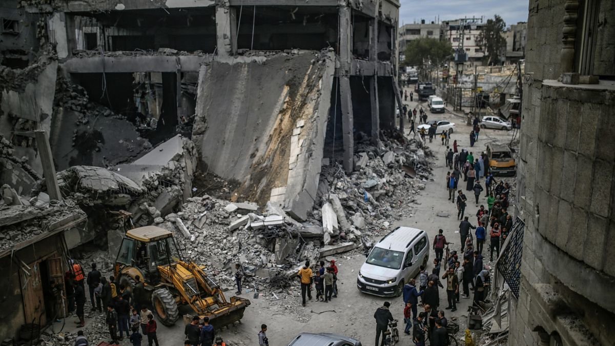 Los palestinos inspeccionan una mezquita destruida. mohamed saber