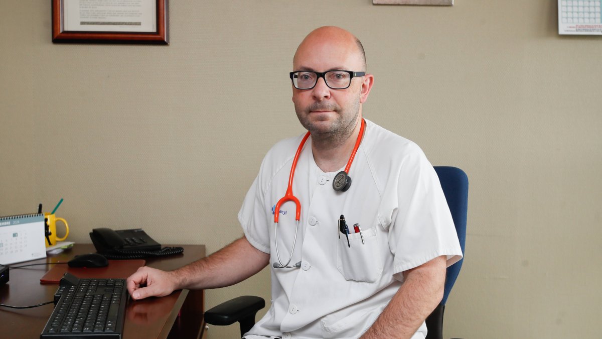 Luis Carazo, jefe del servicio de Neumología del Caule.