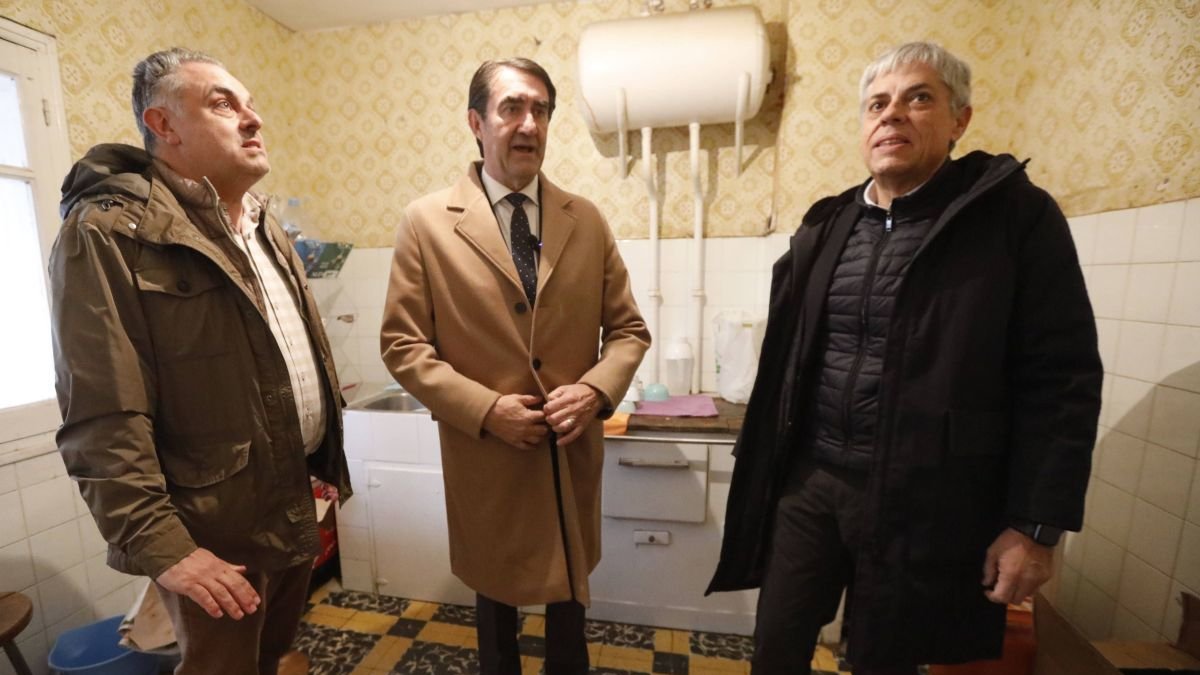 José Luis Nieto y Juan Carlos Súarez-Quiñones en la visita al edificio. RAMIRO