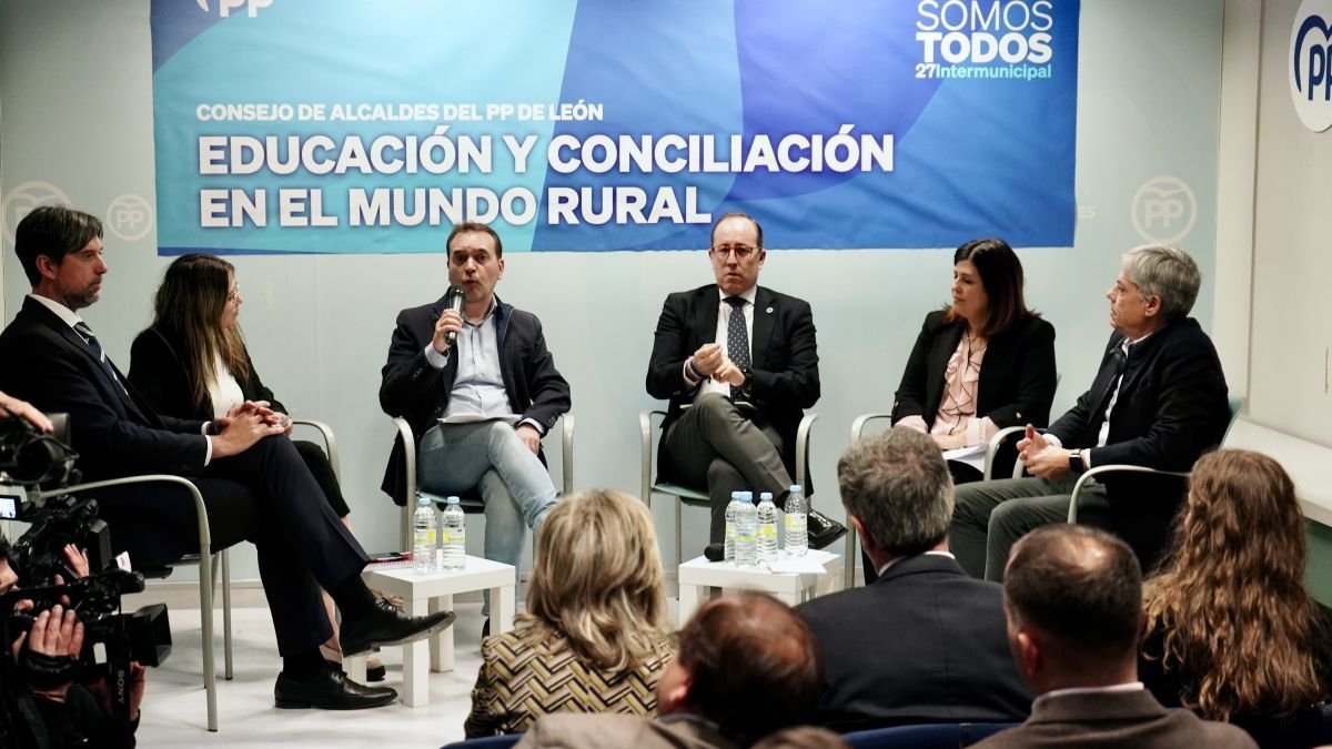 Un momento de la mesa redonda sobre conciliación en el medio rural celebrada en el PP. campillo