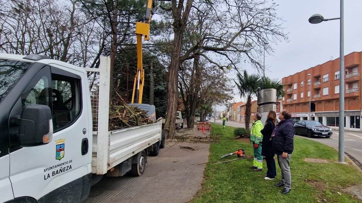 Trabajos de mantenimiento en una zona de La Bañeza. dl
