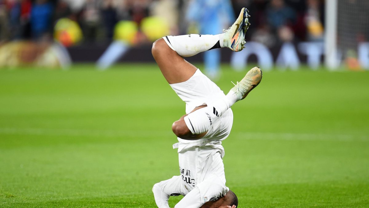 El jugador del Real Madrid Kylian Mbappe cae sobre el terreno de juego durante el partido. POWELL