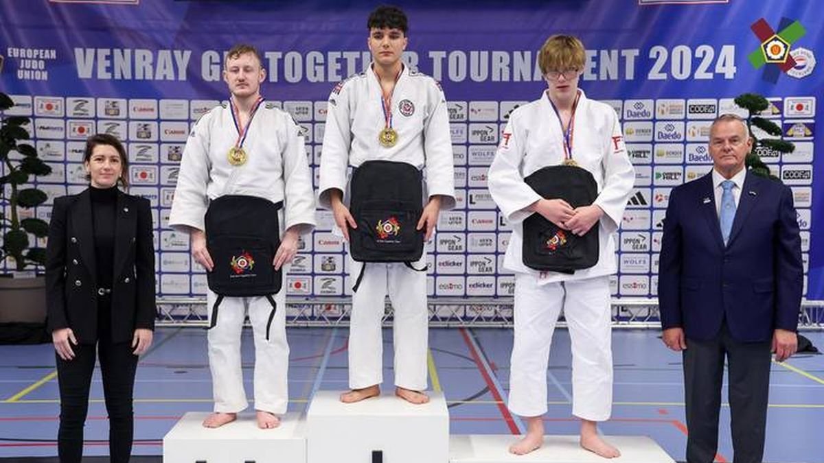 Hugo Fidalgo posa con su medalla de oro en lo más alto del podio. dl