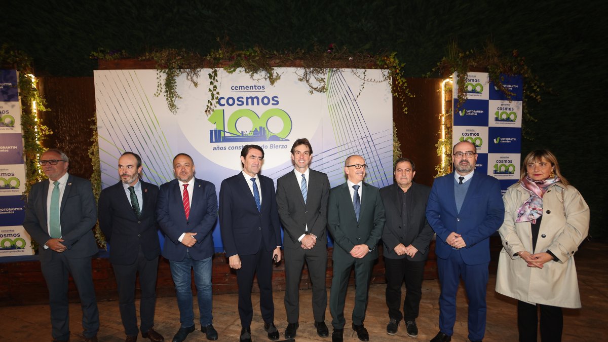 Autoridades presentes en la gala del Centenario de Cosmos.