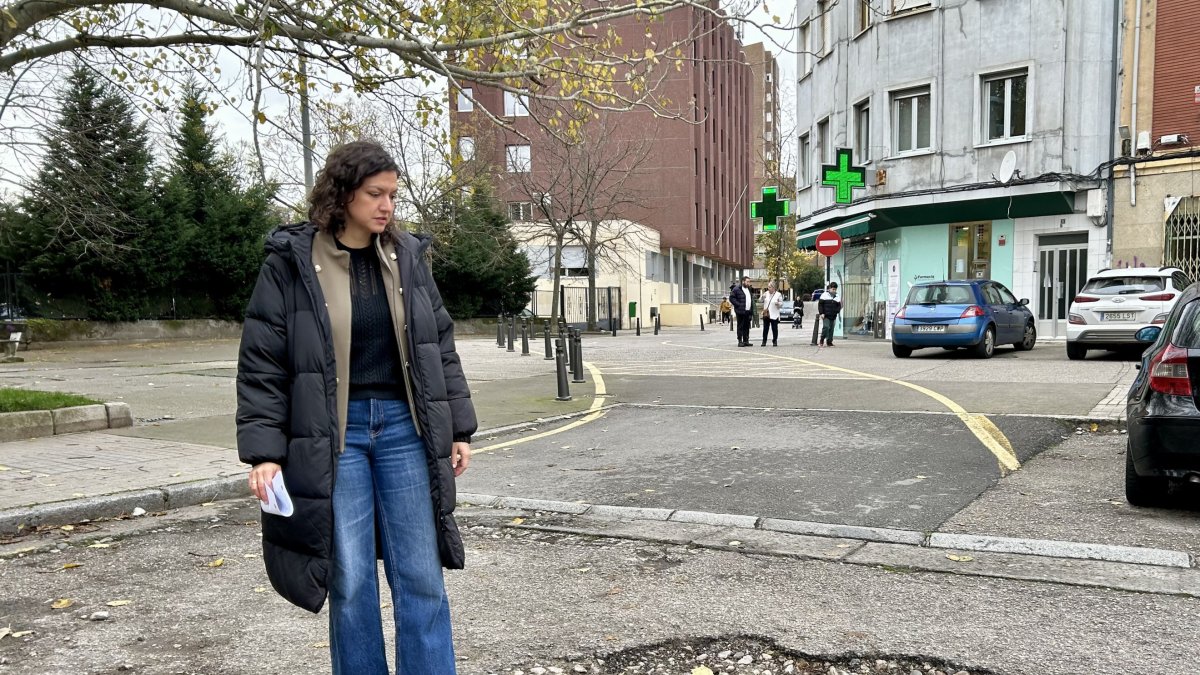 Lidia Coca, mostrando el estado de la calle.