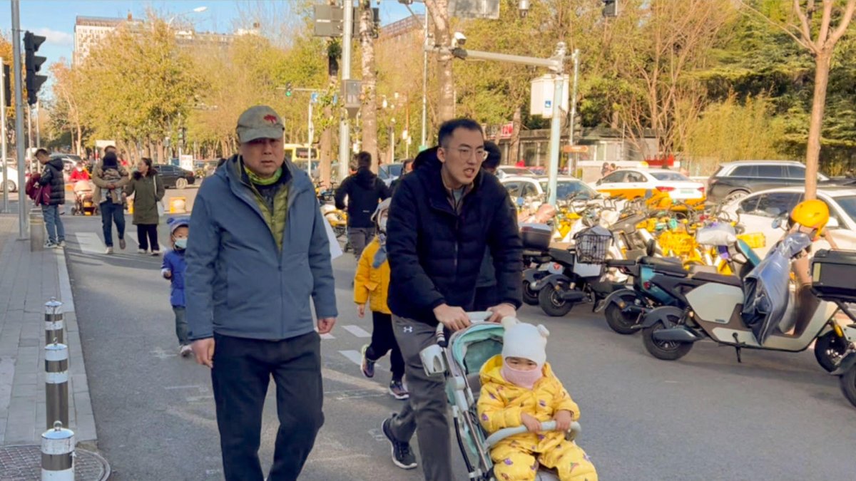 Subsidios, tratamientos de fertilidad gratuitos y hasta llamadas telefónicas para animar a las jóvenes a concebir son algunas de las estrategias que China ha desplegado para tratar de contrarrestar el declive poblacional, un fenómeno que amenaza su crecimiento económico. El país, que en 2023 cedió a la India el título de nación más poblada del mundo, según la ONU, permite desde 2021 tener un tercer hijo, pero la tasa de fertilidad sigue cayendo y, según analistas locales, se sitúa en torno a 1,0 hijos por mujer, colocando a China solo por encima de Corea del Sur en este indicador. EFE/Lorena Cantó