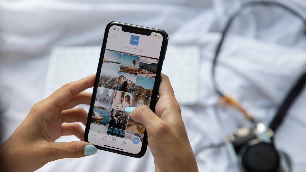 Una joven visita páginas en las redes sociales. dl
