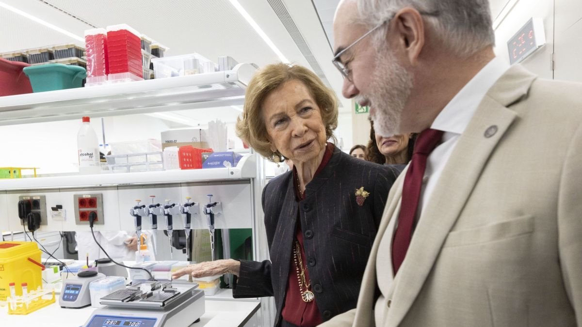 La reina Sofía se interesa por las investigaciones en el Barcelonaßeta Brain Research. Marta Pérez