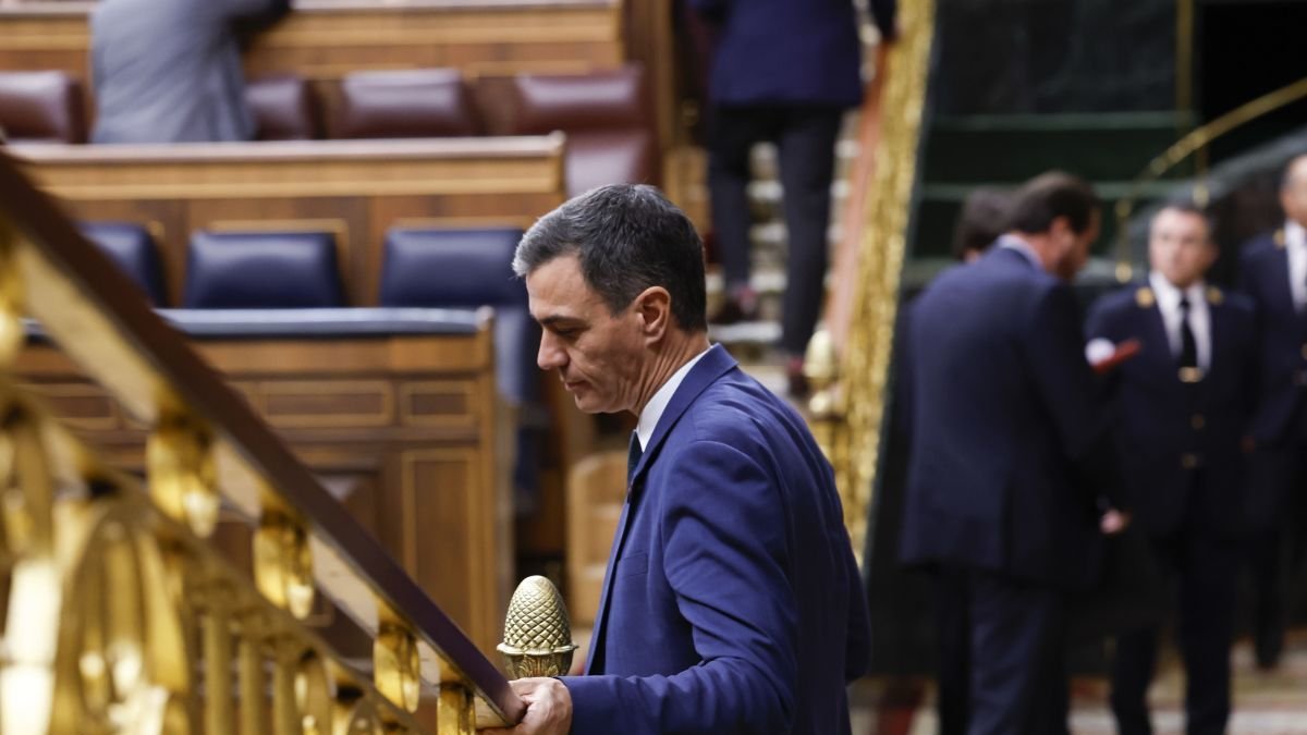 Pedro Sánchez a su llegada al pleno celebrado ayer en el Congreso de los Diputados en vísperas del cónclave del PSOE. Javier Lizón