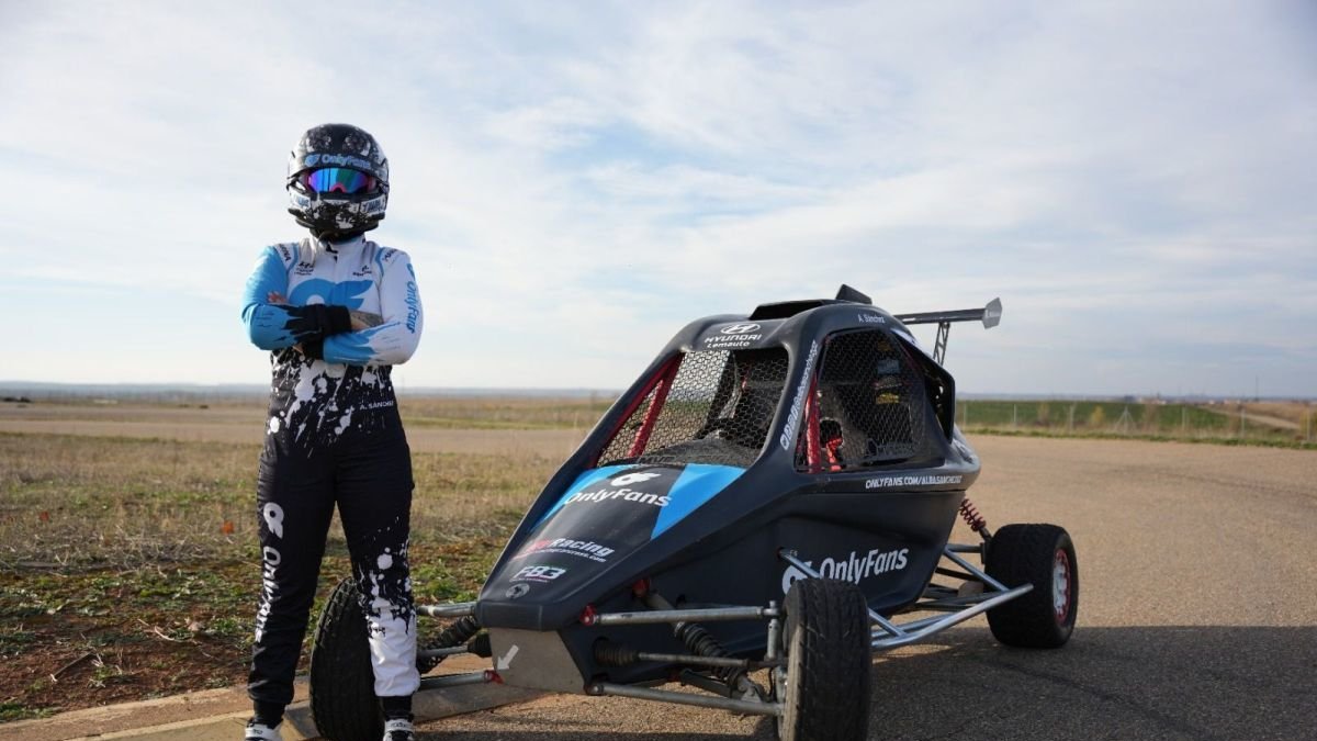 Alba Sánchez con el carcross con el que mostrará su nivel en la Carrera de Campeones. JOTAONER