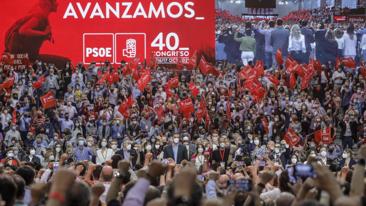 El presidente del Gobierno y secretario general del PSOE, Pedro Sánchez (centro), rodeado de miembros de la nueva Comisión Ejecutiva Federal (CEF), en la clausura del 40º Congreso Federal del partido, en la Feria de Valencia, a 17 de octubre de