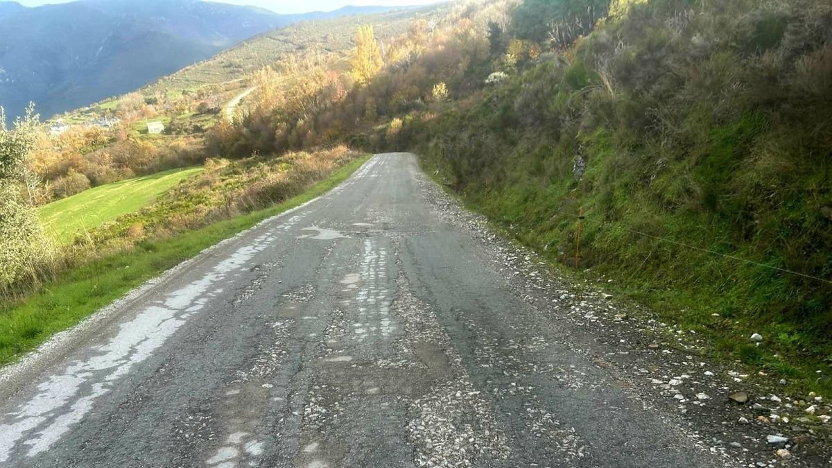 Estado actual de la carretera entre Benuza y Sigüeya. dl