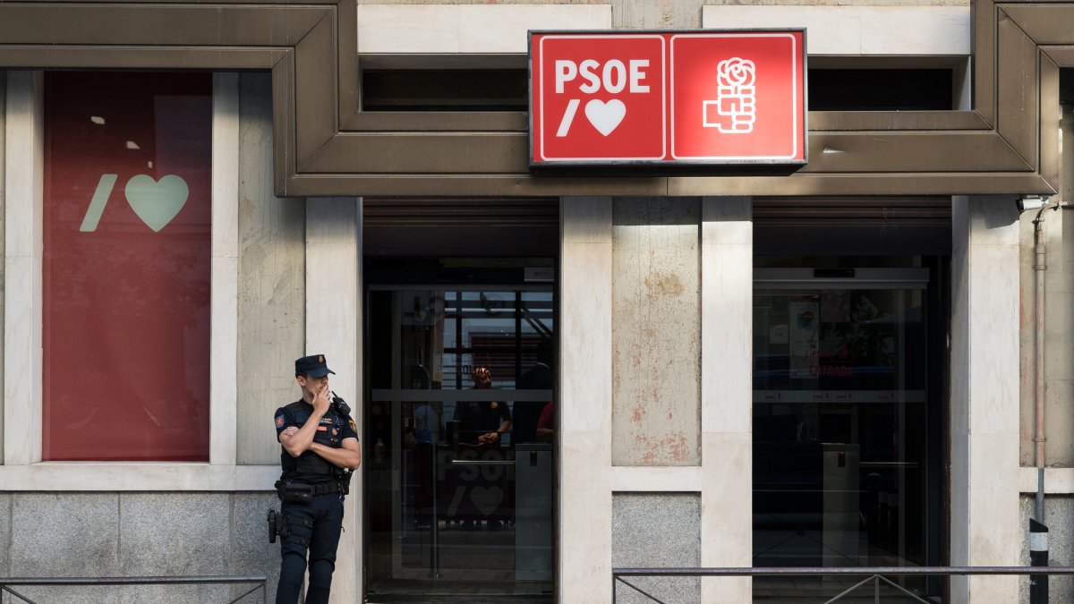 Archivo - Un agente de Policía aguarda en la entrada de la sede del Partido Socialista (PSOE) en la calle Ferraz donde se desarrolla una reunión de la Ejecutiva Federal del PSOE, a 16 de agosto de 2023, en Madrid (España). EUROPA PRESS