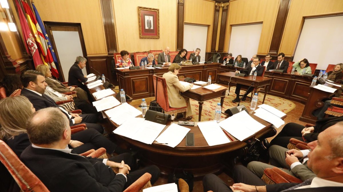Todos los grupos políticos apoyaron en el Pleno del Ayuntamiento de León la moción sobre las obras en los colegios públicos.
