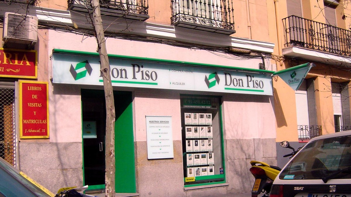 Imagen de archivo de una inmobiliaria en Madrid. EFE/Paloma Puente