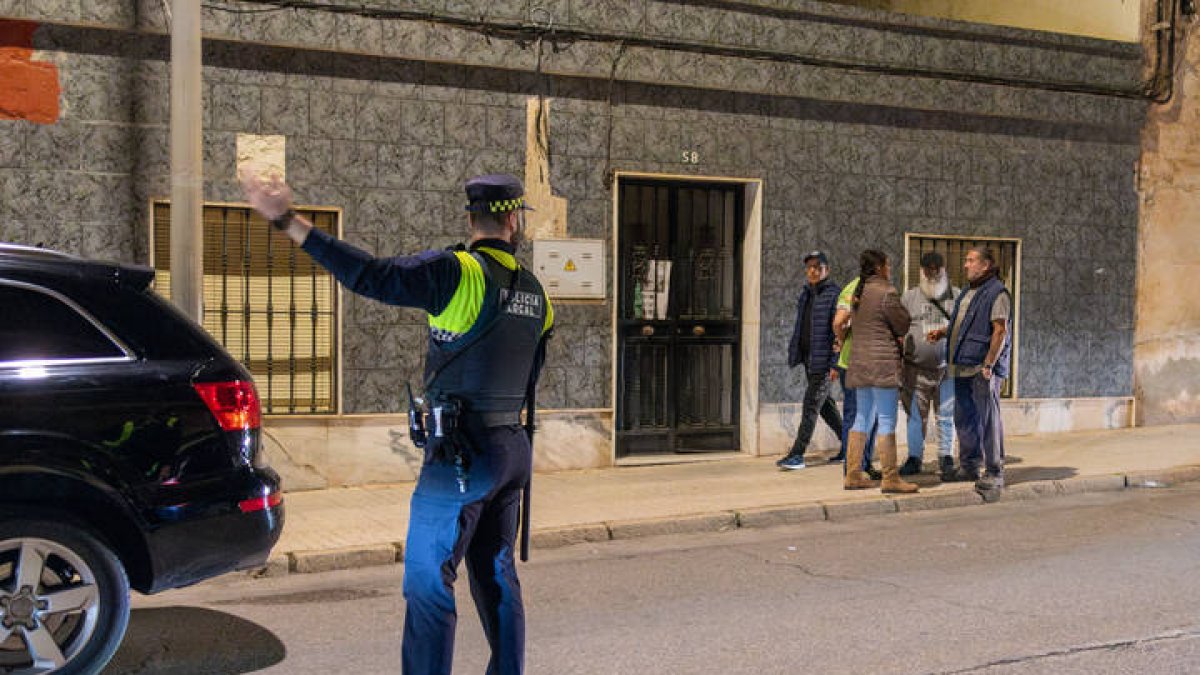 Un agente policial en las inmediaciones del lugar en el que se ha producido el asesinato de un niño de dos años presuntamente a manos del hombre que es la pareja de la madre, que ya ha sido detenido.