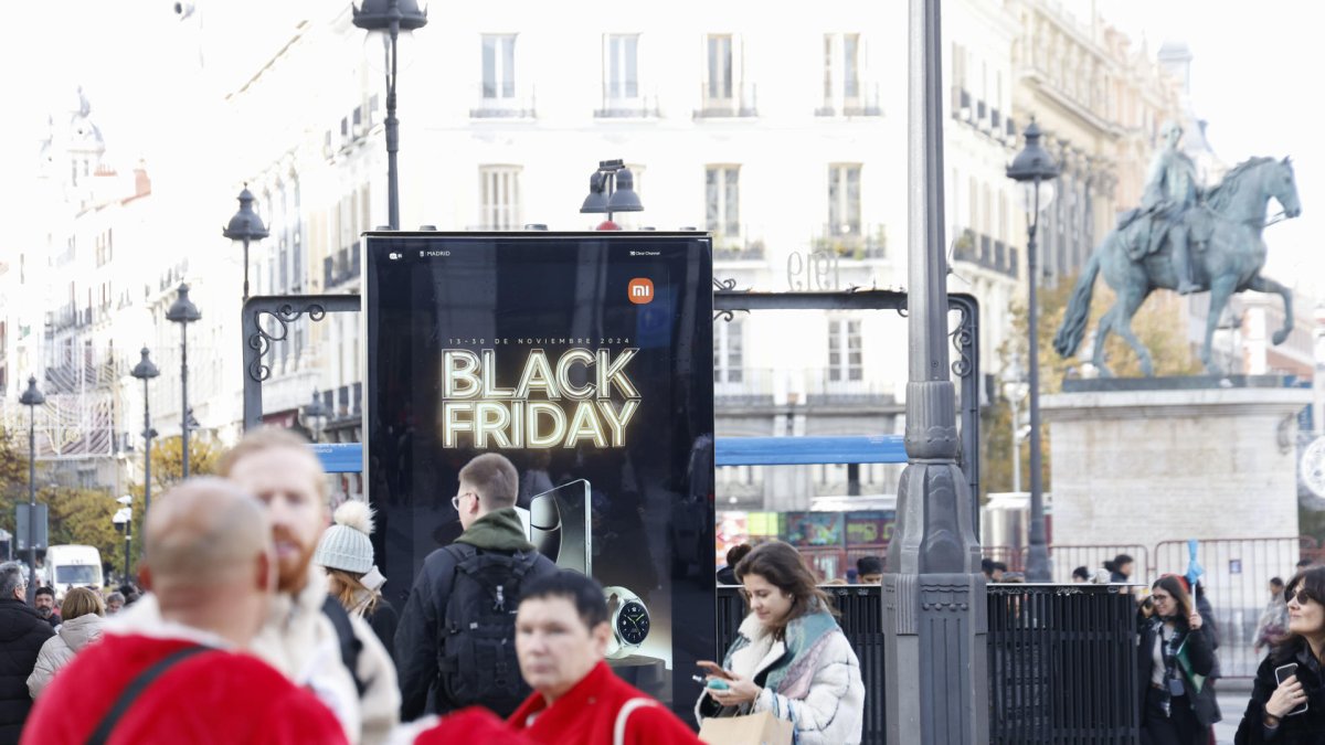 Un anuncio de ofertas y descuentos con motivo del 'Black Friday'. 