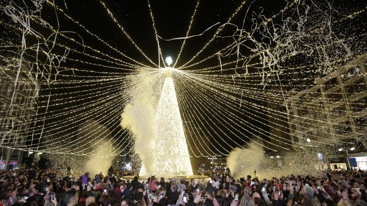 El encendido de las luces de Navidad tomó como escenario la plaza de Santo Domingo.