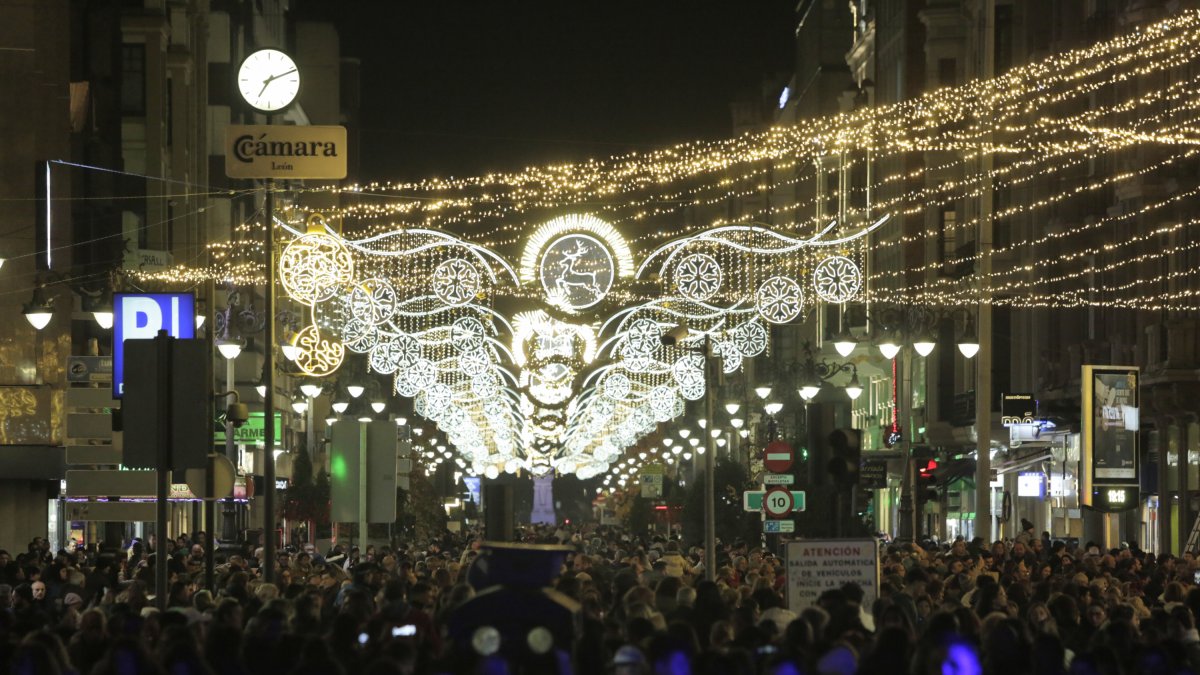 Luces de Navidad en la céntrica avenida leonesa de Ordoño II.