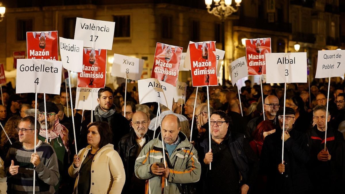 Manifestantes contra Mazón, ayer.  JOSÉ MANUEL VIDAL