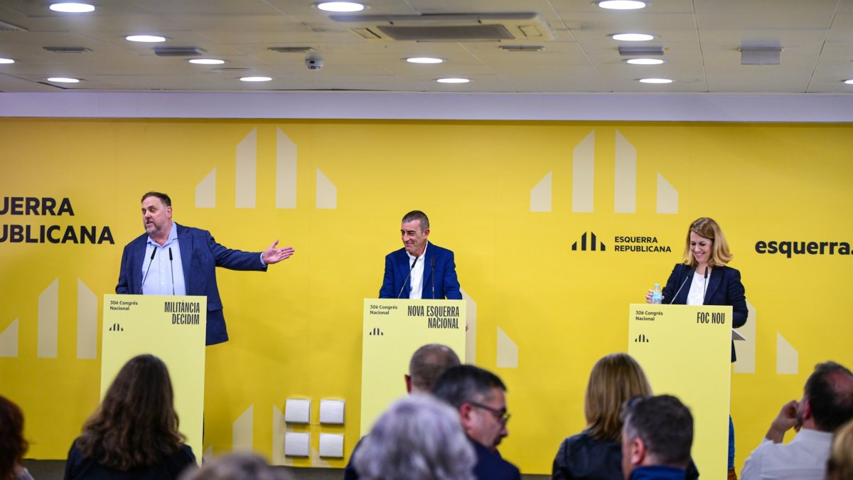 Los candidatos a la presidencia de ERC Oriol Junqueras (‘Militància Decidim’), Xavier Godàs (‘Nova Esquerra Nacional’) y Helena Solà (‘Foc Nou’), en el debate organizado por el partido