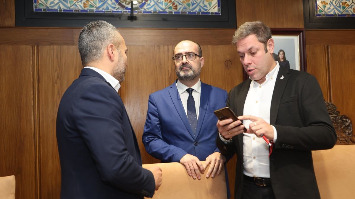 El alcalde, Marco Morala, flanqueado por los bercianistas David Pacios e Iván Alonso. l. de la mata